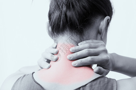 女性颈部和肩部疼痛受伤 红色亮点背痛成人女孩药品白色痛苦脖子肌肉卫生肩膀背景图片