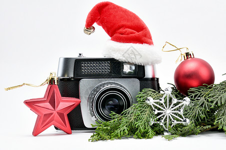 摄影师新年 古老的摄影机和新电影白色六角星星五尖雪花绝缘相机格式红色背景图片