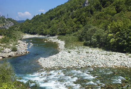 山河纯绿石水克服了石头的快速发展 生态概念 纯自然 笑声植被公园绿色植物晴天森林山脉天空流动岩石环境背景图片