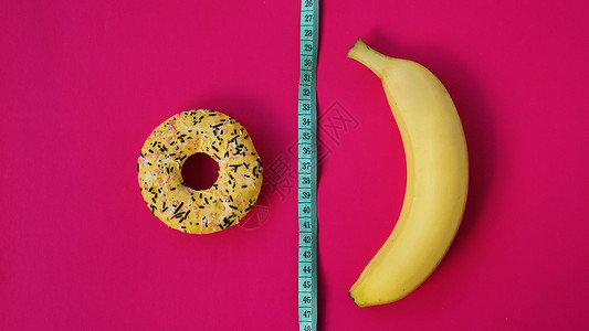 两类食品 健康和不健康 香蕉和甜甜圈 饮食和肥胖美食水果蓝色厘米减肥热带食物小吃糖果面团背景
