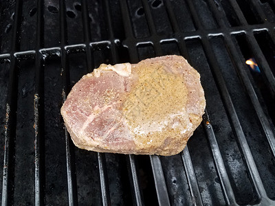 烤烤肉烧烤加酱汁的烤烤面包棒上生牛肉牛排酒吧美味牛扒烹饪牛肉午餐炙烤食物烧烤背景图片