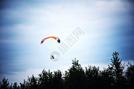 蓝色天空上自动挂起滑翔机高清图片