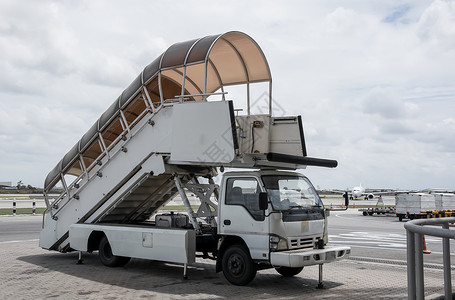 扬泰机场地面服务客乘轮渡车背景