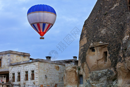 气球飞越卡帕多西亚老城背景图片