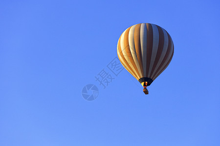 在蓝色天空中飞着美丽的气球 近距离接近冒险娱乐竞赛天线嘉年华飞行旅行航班飞艇节日背景图片