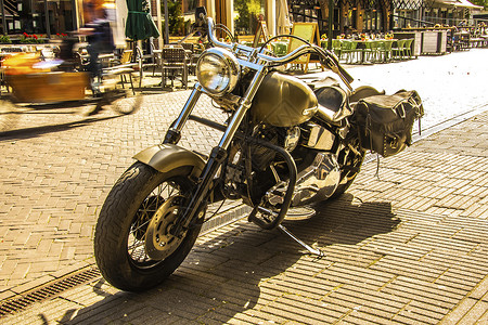 带背包的老式和有威力的旧型摩托车高清图片