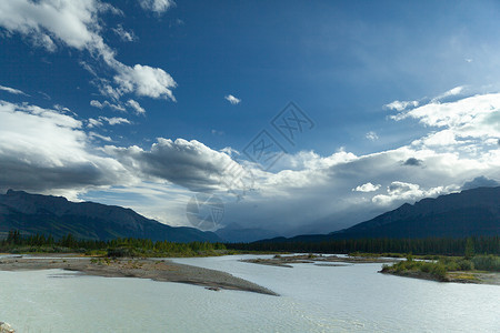 阿萨阿塔巴斯卡河 加拿大洛基山脉 艾伯塔风景溪流公园荒野旅游天空树木绿色国家蓝色背景