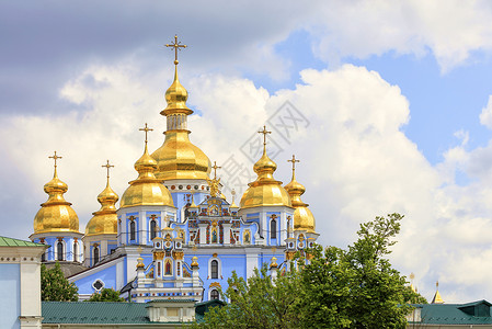 圓頂著名的金座麦可大教堂 在基辅的春天 与蓝色云天空对抗背景