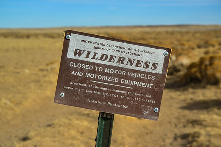 公告区新墨西哥信息牌WIDERNSES 美国荒野研究区侵蚀石头小路叶子恐龙远足木板木头天空编队背景