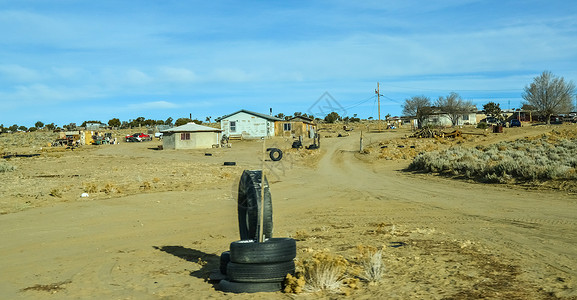 美国新墨西哥州美国土著保留地的典型土著人家庭原住民首席农庄乡村天空村庄农村沙漠传统文化背景图片