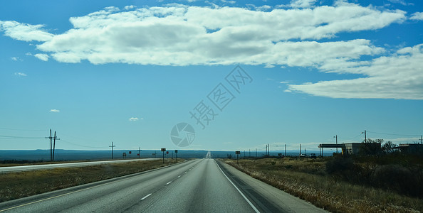 直行道路延伸至相距遥远的距离路线运输天空车道蓝色孤独旅行自由沥青赛道背景图片