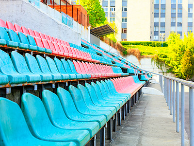 旧体育场各排有节奏的座位背景图片