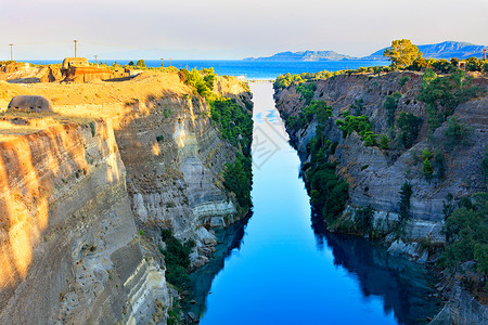 科林奇希腊科林斯运河的空中观察 是连接爱琴海和爱奥尼亚海的最短欧洲运河6 3公里长背景