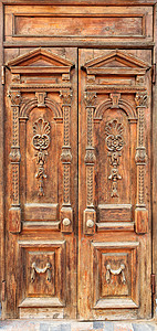 木门雕刻古老的风化木门 带有雕刻元素 翼上有乌克兰风格的对称图案背景