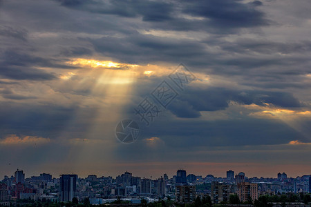 天亮时 太阳的光线破晓 笼罩着城市上空的乌云背景图片