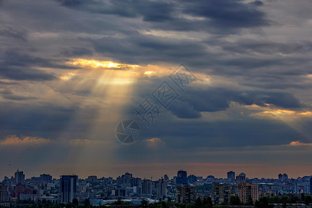 当你沉睡时天亮时 太阳的光线破晓 笼罩着城市上空的乌云背景