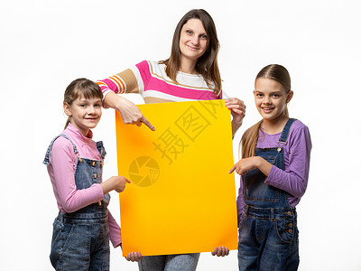 母亲和女孩海报母亲和两个女儿手里拿着一个橙色的标志 指着它背景