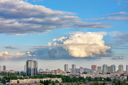城市上布满了一团卷轴云背景图片