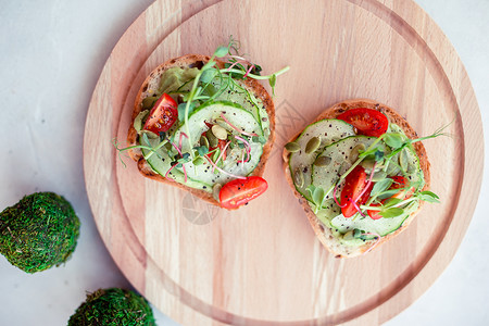 木板上的意大利薄荷糖色的Bruschetta午餐蔬菜盘子面包派对起动机早餐餐饮木头食物背景