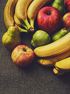 生皮面的有机苹果 梨子和香蕉饮食黄色亚麻农场市场食物小吃热带乡村白色背景图片