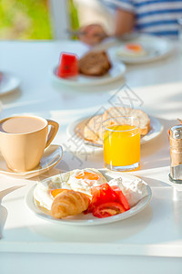 在户外咖啡厅餐桌上吃健康早餐高清图片