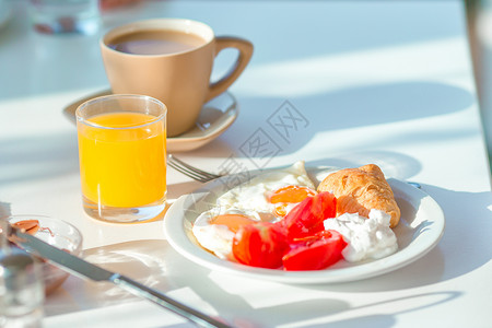 户外咖啡厅健康早餐玻璃盘子熏肉桌子假期蜂蜜饮料沙漠木瓜油炸背景图片