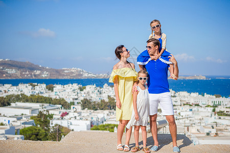 欧洲家庭户外度假欧洲区岛屿孩子们旅游假期房子风景成人城市享受女孩背景图片