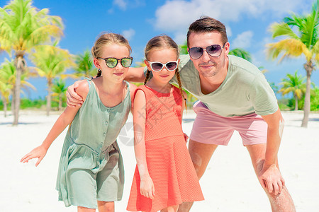 雅虎父亲和孩子们享受沙滩暑假假期父母男人幸福情调海景椰子情感孩子海岸线背景