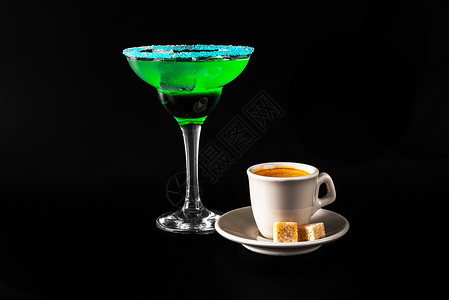 马提尼酒黑咖啡和在鸡尾酒杯中多彩的饮料 加冰淇淋香蕉玻璃石榴水果混合柠檬黑色背景酒吧咖啡背景