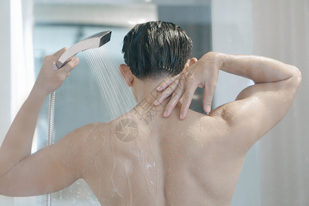 手湿在洗手间里用洗发水洗头发的年轻人损失肥皂奢华凝胶房间成人护理身体洗澡头皮背景