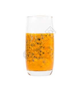 玻璃中新鲜的激情果汁与绿叶隔绝食物水果白色饮食热带冰镇黄色背景图片