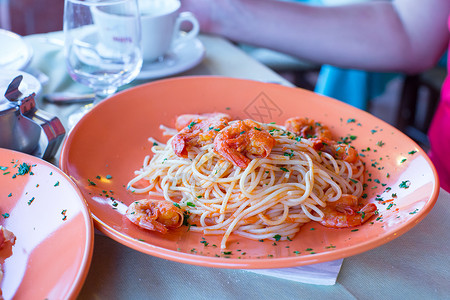 美食餐厅的意大利宽面条和奶酪意大利面食物高角度奶油丝带午餐盘子红色磨碎桌子草本植物背景图片