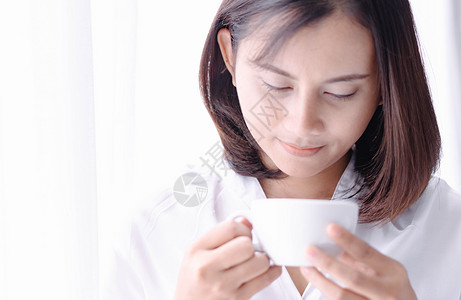 近身女士手握着一杯热美式热咖啡 选择女性咖啡店白色早餐黑色咖啡拿铁背景图片