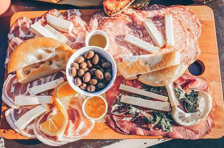 意大利咖啡厅在马纳罗拉 咖啡厅的餐桌上有新鲜粗食 奶酪和肉类 在马纳罗拉可以看到乡村切菜板蔬菜食物桌子假期旅游阳台旅行闲暇背景