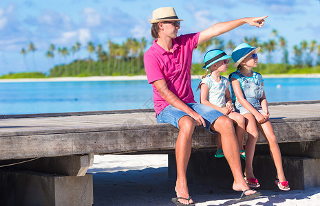 父亲和小女儿在水大同房附近的木制码头上成人海洋孩子海滨享受喜悦情感海岸线幸福爸爸背景图片