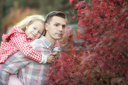 小可爱女孩 和爸爸在秋天公园 在温暖的天气亲热孩子生活婴儿感情花园休息室叶子父亲父母背景图片
