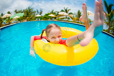 在游泳池里玩得开心的 带充气橡皮圈的快乐孩子的肖像乐趣微笑海景运动活动太阳镜水池橡胶圆圈橡皮背景图片