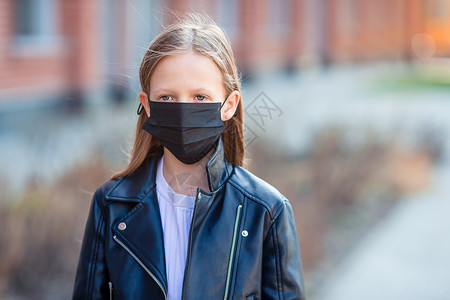 身戴面具防止Corona病毒和抓抱的女童手术城市细菌卫生疾病街道诊所孩子口罩保健背景图片