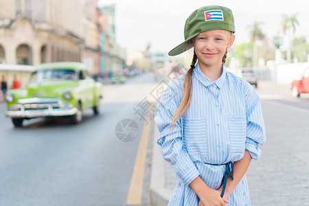 古巴旧哈瓦那流行地区的可爱小女孩 哈瓦那街外最可爱孩子的肖像 校对 Portnoy微笑指导历史性游客假期广场照片场景女孩建筑学背景图片