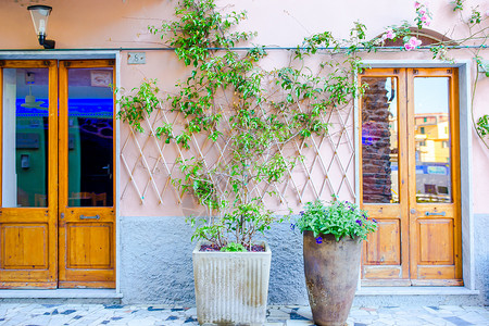 意大利辛克特尔海滨村庄内旧的美丽空旷狭窄街道高清图片