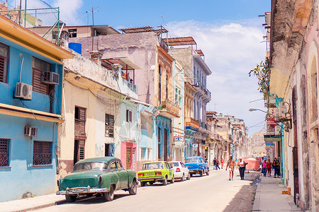 古老建筑和汽车的旧哈瓦那街面的真实景象全景街道殖民建筑学旅行房屋游客车辆场景城市背景