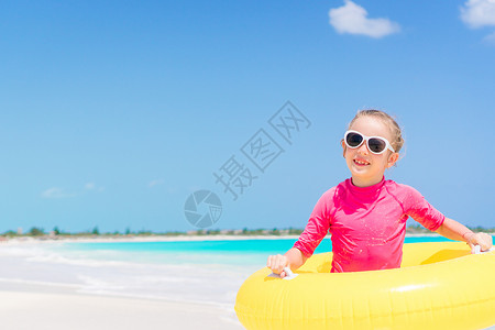 快乐的孩子与充气橡皮圈 在海滩上玩得开心闲暇假期幸福支撑喜悦海岸童年圆圈海洋运动背景图片