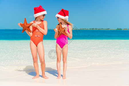 海滩上有海星的可爱小女孩背景图片