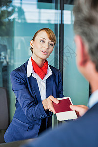 旅客服务代理 在机场地区发放商务人士护照和登机证 在机场区办理签证微笑男人工作女士飞机飞机场女性职业乘客旅行背景图片