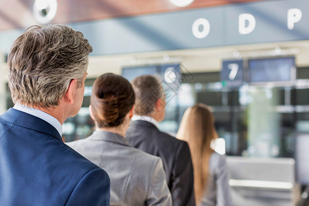 商业人士排队在机场办理报到手续旅行女性女士乘客会议下载手提箱飞机场男人行李背景图片