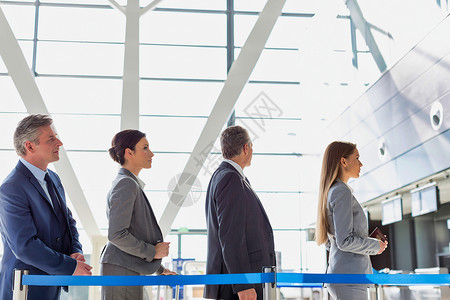 商业人士排队在机场办理报到手续旅行畅销书行李商务次数男人女性乘客女士套装背景图片