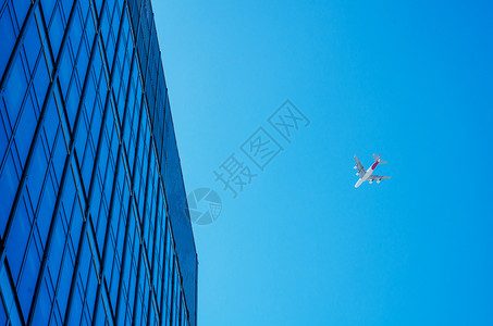 现代商业摩天大楼 高玻璃建筑 现代拱门经济学公司蓝色企业景观太阳中心天空工作市中心背景图片
