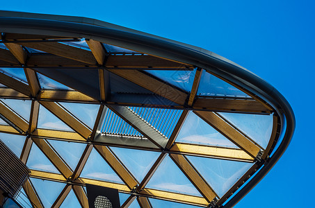 现代商业摩天大楼 高玻璃建筑 现代拱门反射市中心高楼中心金融财产城市玻璃工作蓝色背景图片