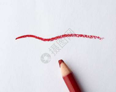 白色背景上的木质红色化妆品唇线笔和样品背景图片