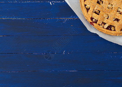 白纸上烤樱桃馅饼三角片感恩水果甜点蓝色美食蛋糕浆果食物小吃木头背景图片